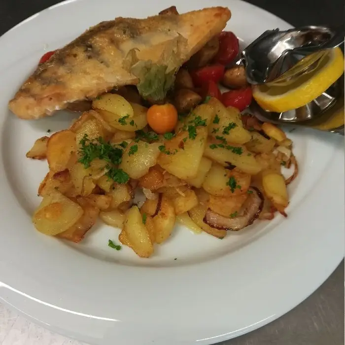 creation thumb for Gebratenes Zanderfilet auf Tomaten-Championgemüse und Bratkartoffeln