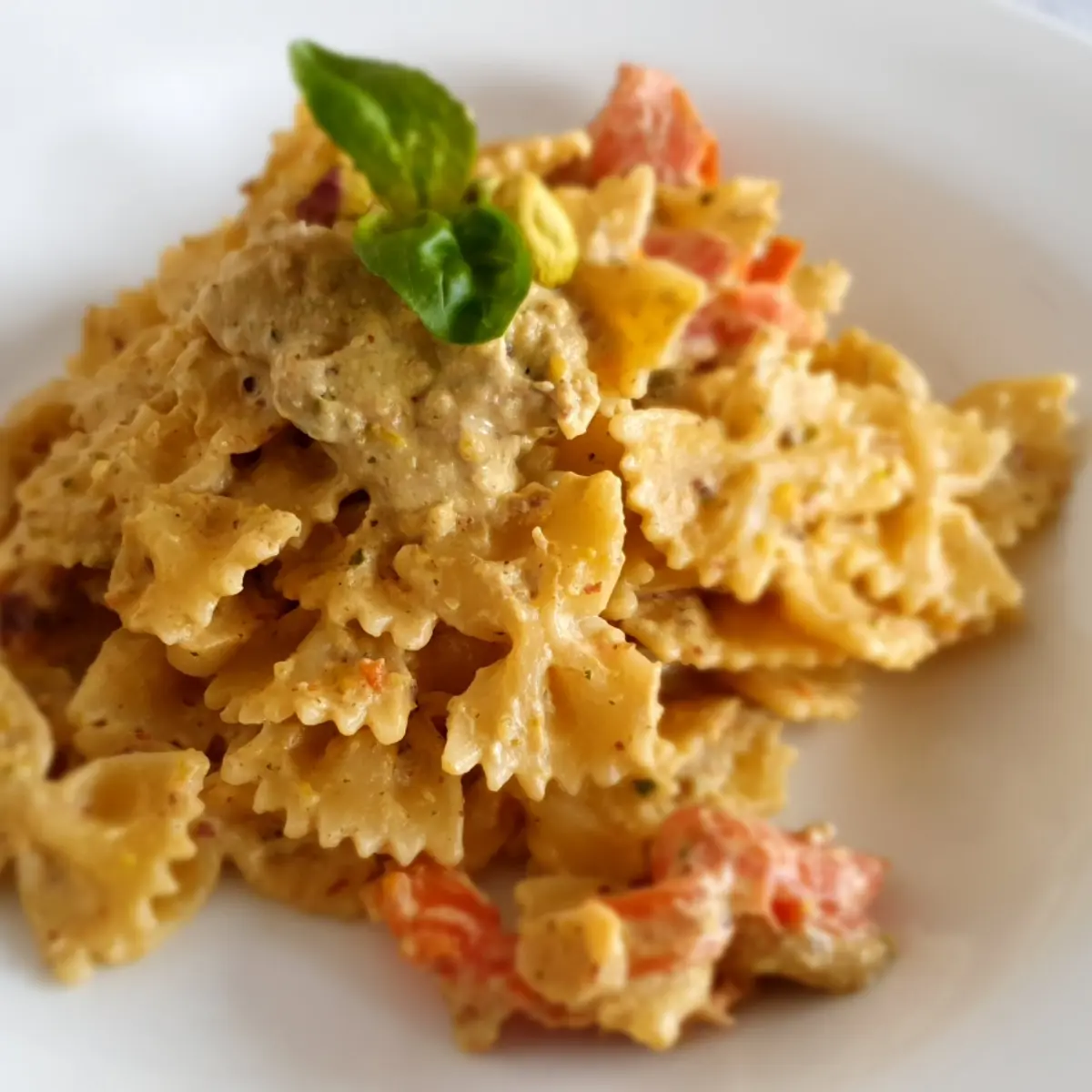 creation thumb for Farfalle Pasta con pistacchi di ricotta fresca e basilico, pomodorini.