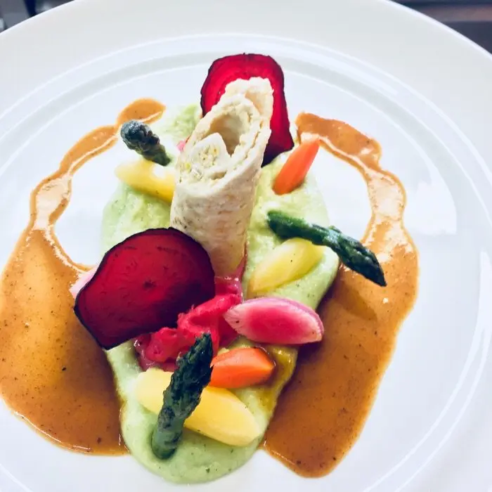 creation thumb for Roulade von der Poularde auf Bärlauch Püree mit Thymian Jus und Frühlings Gemüse