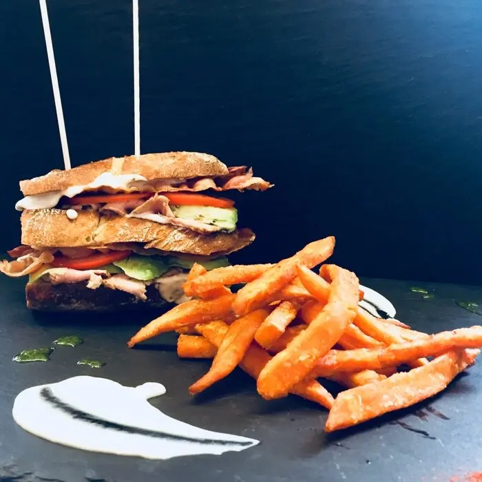 creation thumb for Vitello tonnato Sandwich mit Avocado und Süßkartoffel Pommes