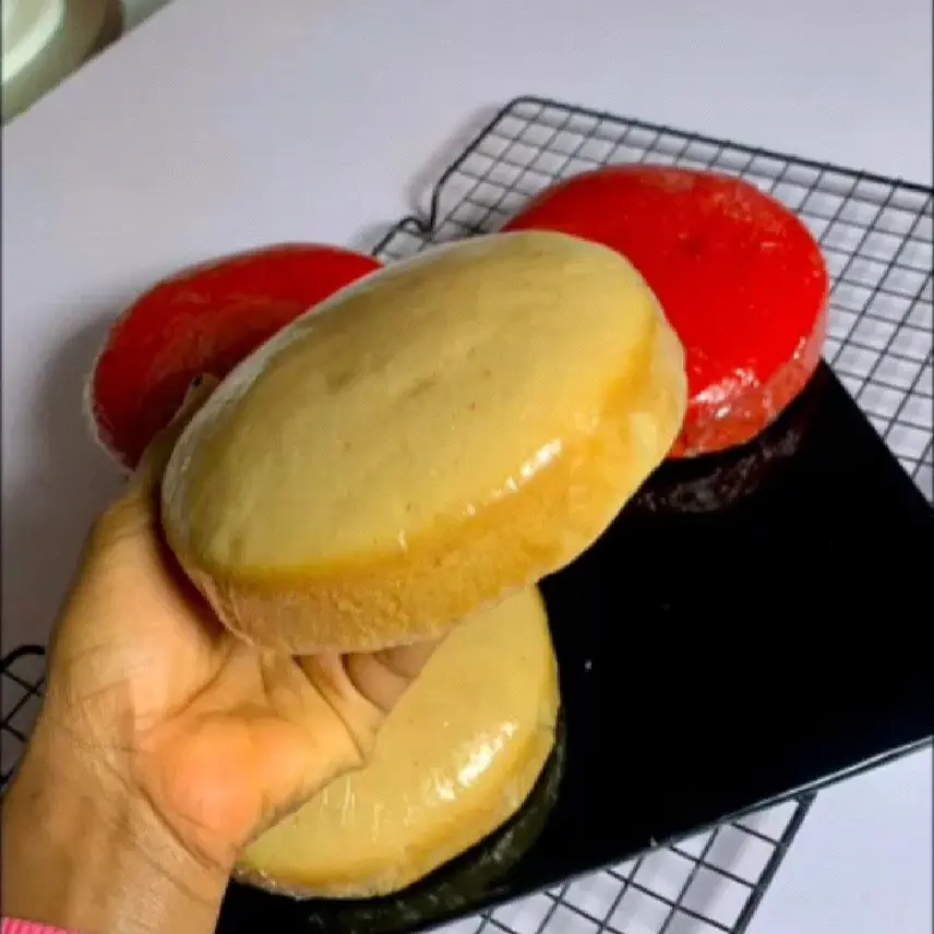creation thumb for Vanilla and Redvevet cake