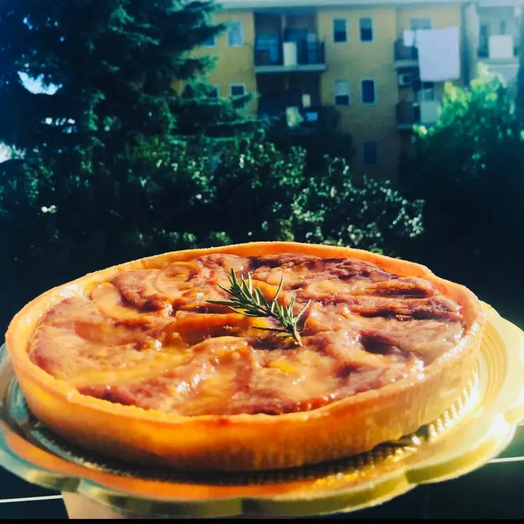 creation thumb for Crostata frangipane mele, caramello, rosmarino.