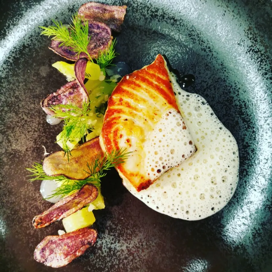 creation thumb for Schwertfisch Salzgurken Rieslingschaum Violette Chips Dill
