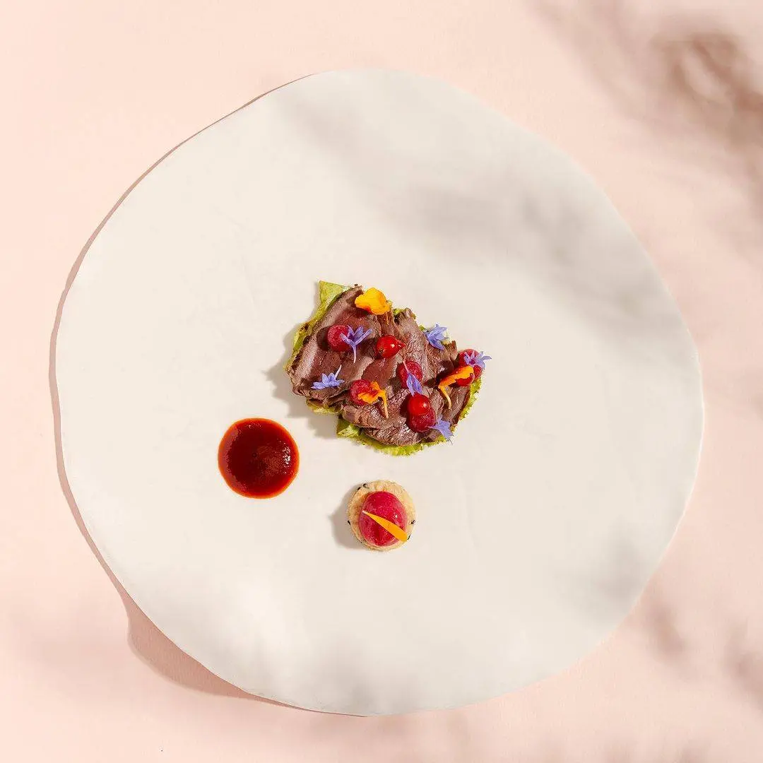 creation thumb for Venado, condimento de grosella roja y pimiento, galletas de mantequilla de sésamo