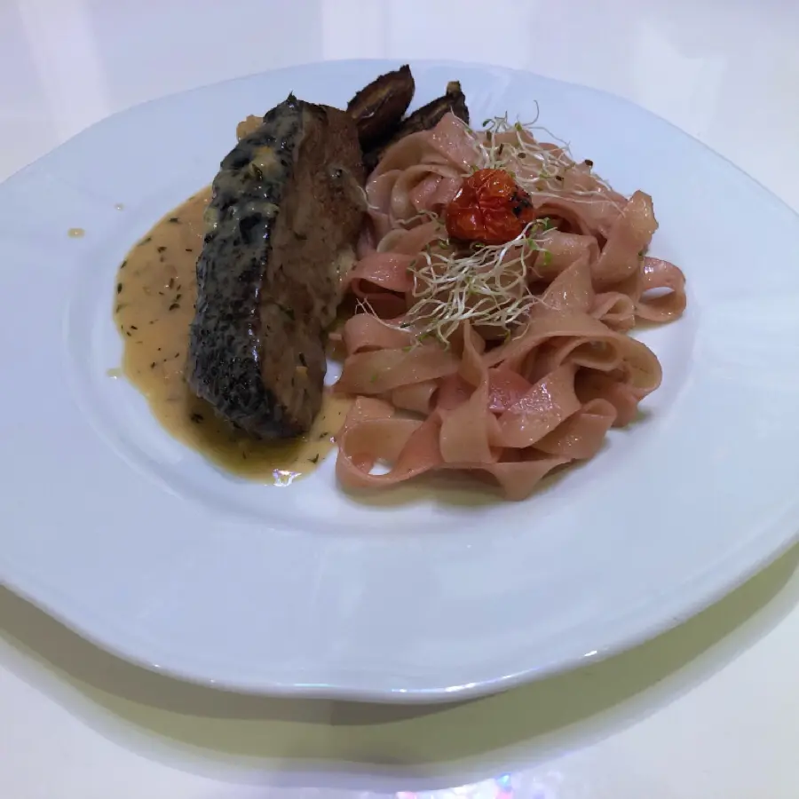creation thumb for Entenbrustfilet mit Hibiskus-Butternudeln