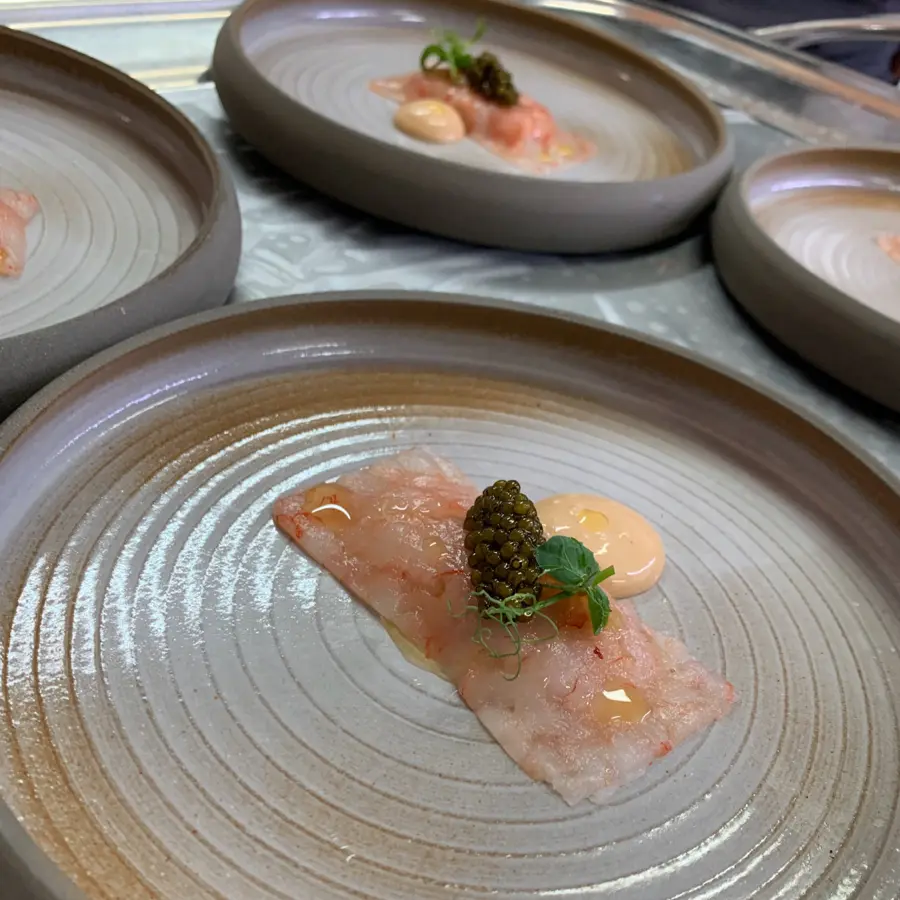 creation thumb for Tartar de gamba con mayonesa de su coral y caviar