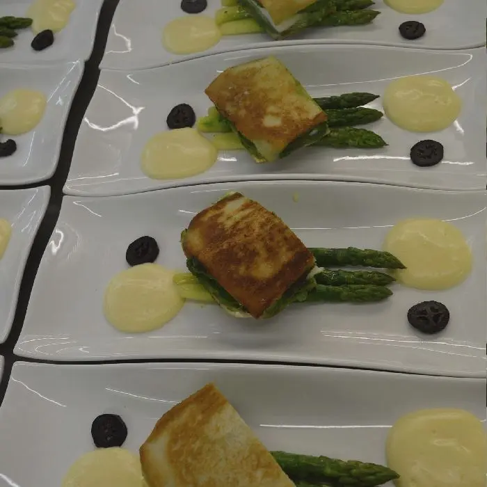 creation thumb for Steinbuttsandwich mit grünem Spargel, Sc. Bernaise und schwarzen Nüssen