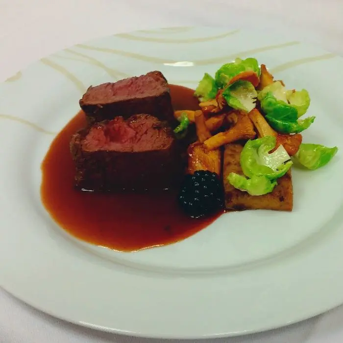 creation thumb for Hirschfilet mit Brombeerjus, Pfifferlingen, Rosenkohlblättern und Semmelknödelschnitte