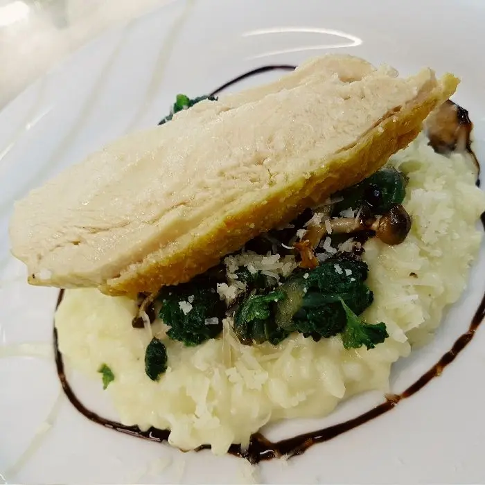creation thumb for gebratene Maishähnchenbrust mit altem Balsamico, Risotto, Flowersprout und gebratenen Pilzen