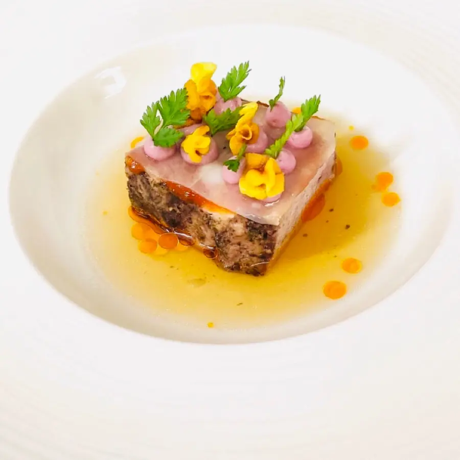 creation thumb for Sous Vide gegarter Schweinenacken / Tomaten Chutney /Rote Zwiebelcreme / Gelbe Rübe / Kerbel / Spare Ribsfond / Chilliöl