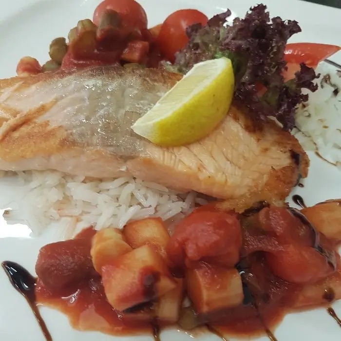 creation thumb for Lachssteak auf Basmatireis und Tomaten-Spargelragout