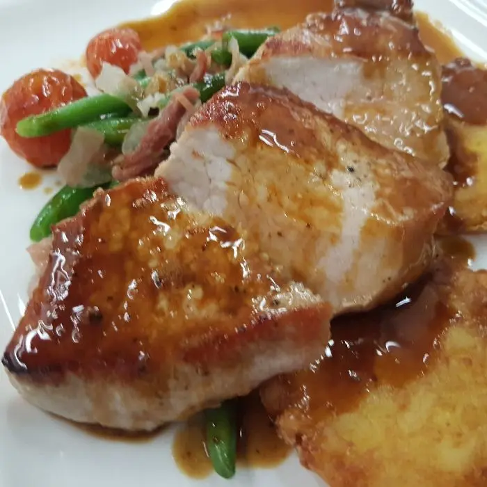 creation thumb for Schweine Rücken Steak auf Kartoffelrösti dazu Speckbohnen