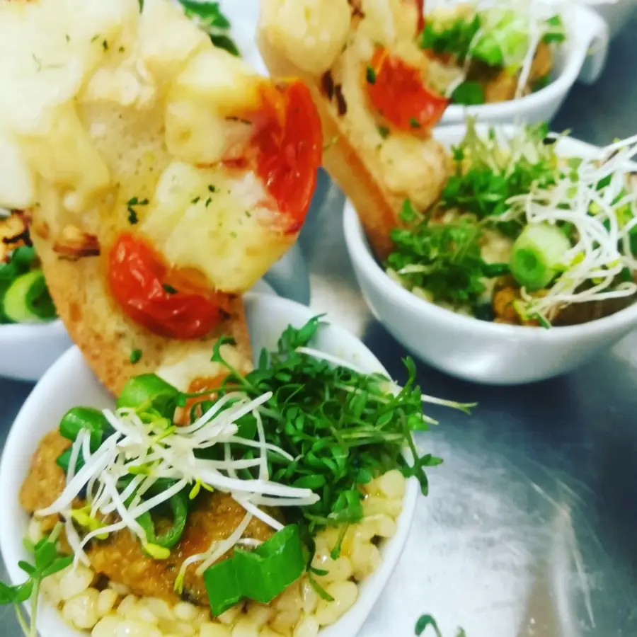 creation thumb for Bulgur Salat mit Olivenpüree und Bruschetta Chip