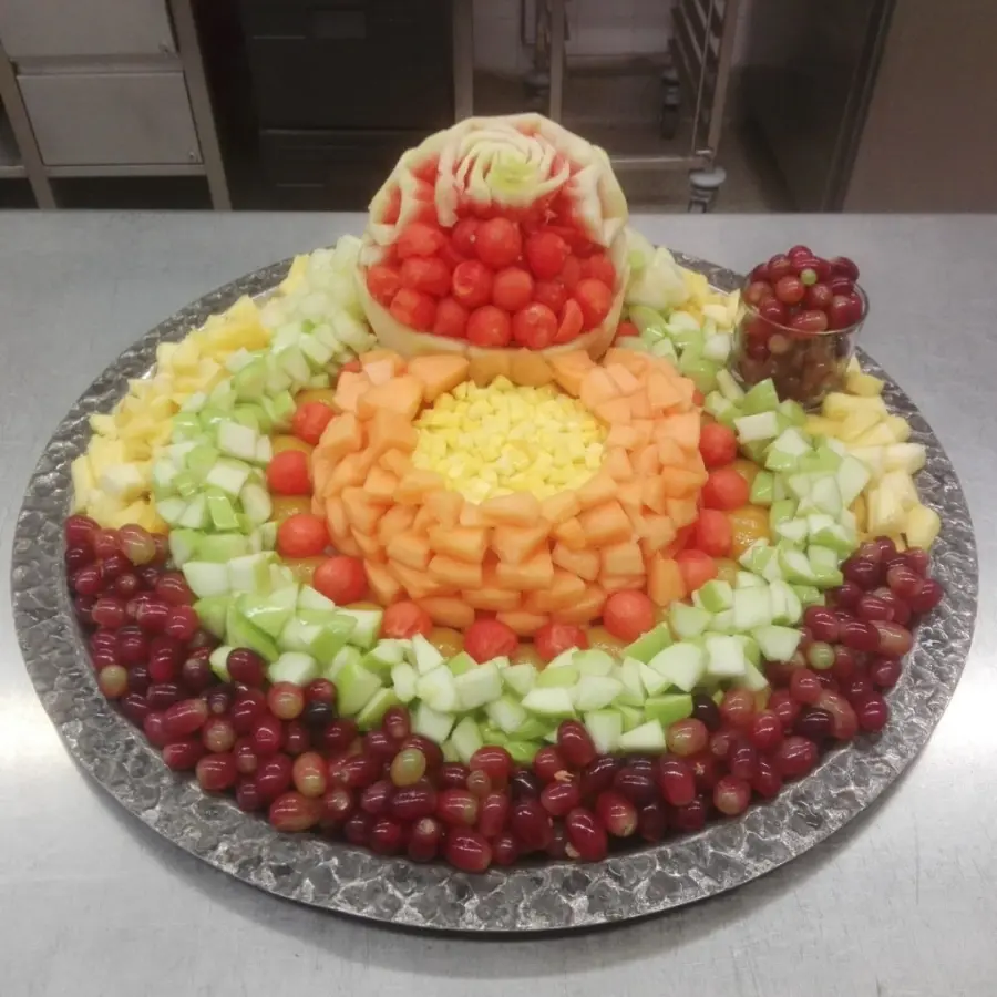 creation thumb for Fruchtplatte aus Trauben Apfel Wassermelone Honigmelone Mango Ananas und Erdbeere