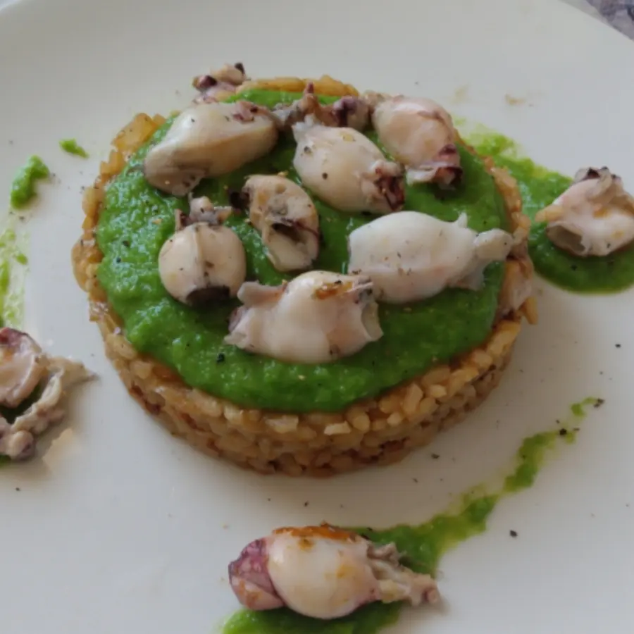 creation thumb for Vegetariana rise with baby calamari and Green pea puré.