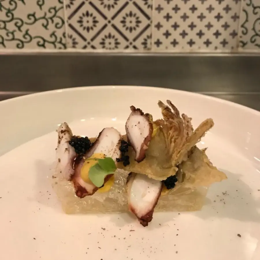 creation thumb for Crystal bread, pulpo, alcachofas fritas, mayonesa de huevos de pescado y caviar de langosta