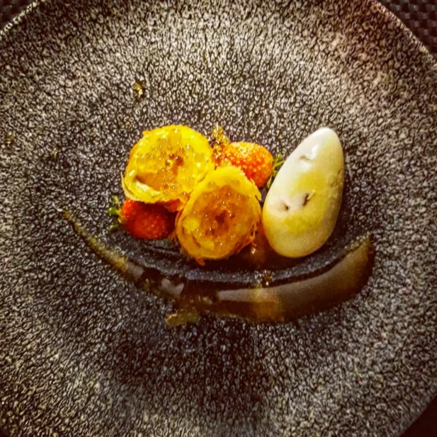creation thumb for Crispy bananas with fresh strawberries caviar, hone and vanilla icecream with chocolate chips