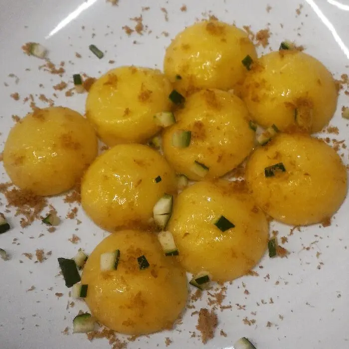 creation thumb for Palloncini con ripieno di Carbonara, polvere di guanciale e dadini di zucchine.