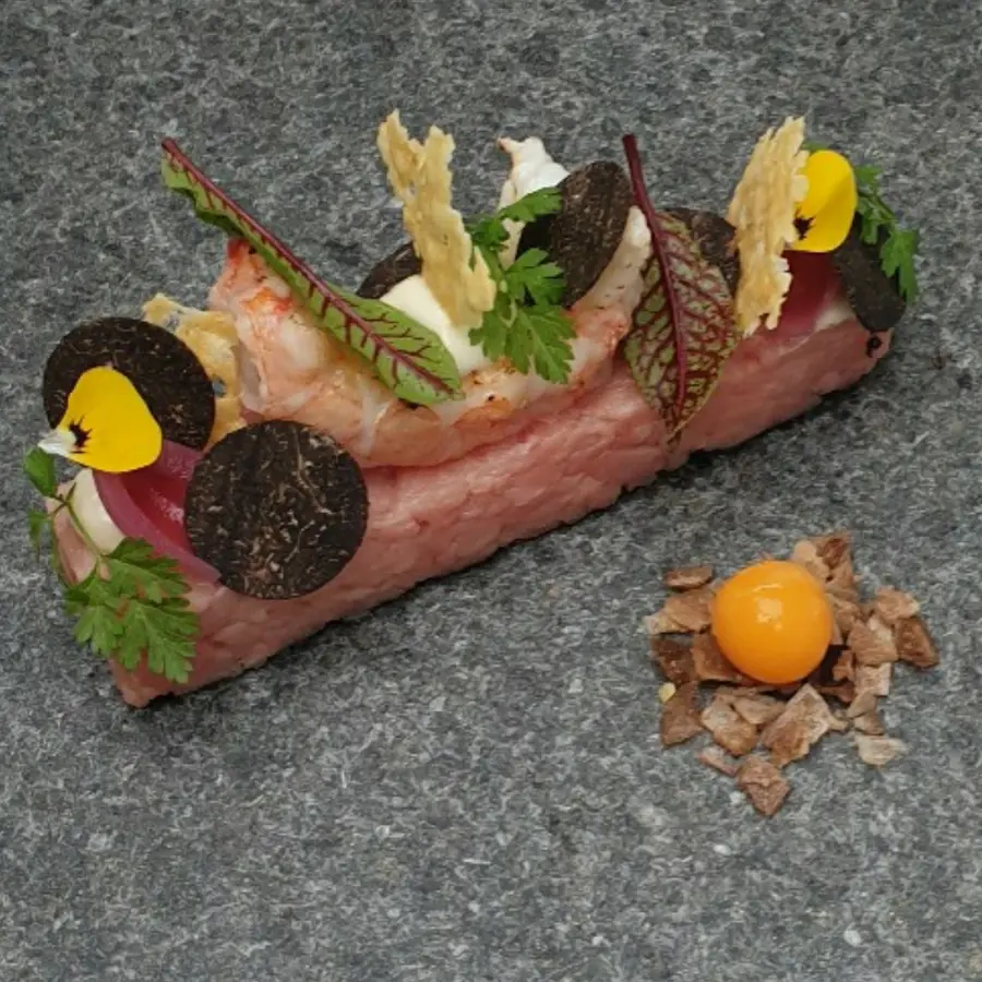 creation thumb for Kalfstartaar/ langoustiene/ cheddar/ zwarte truffel