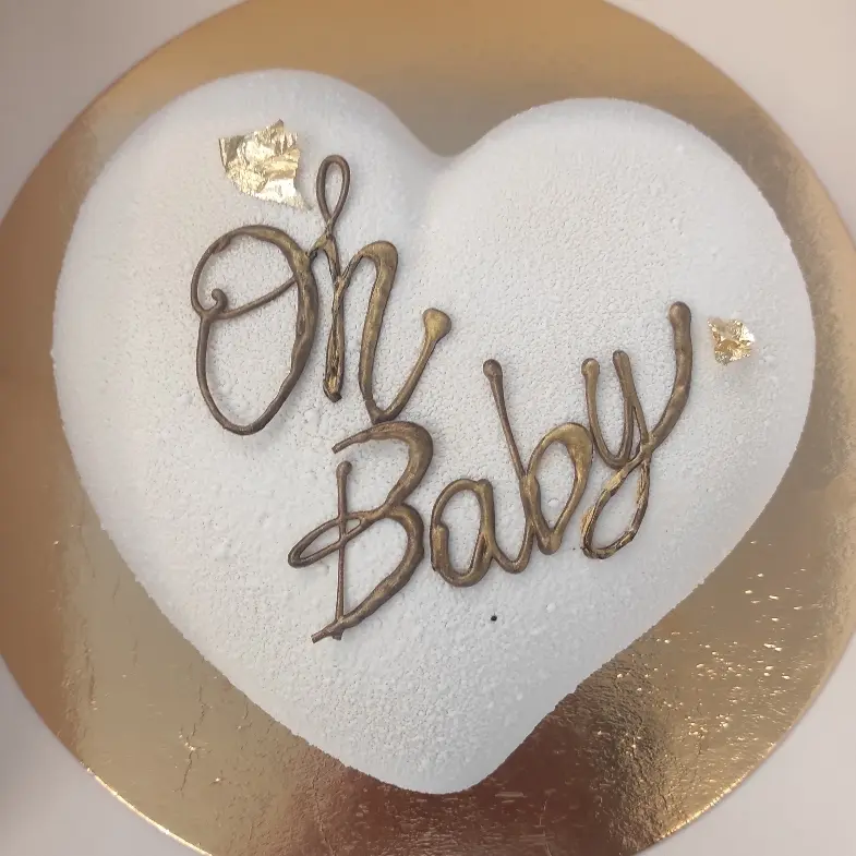 creation thumb for Baby reveal cake