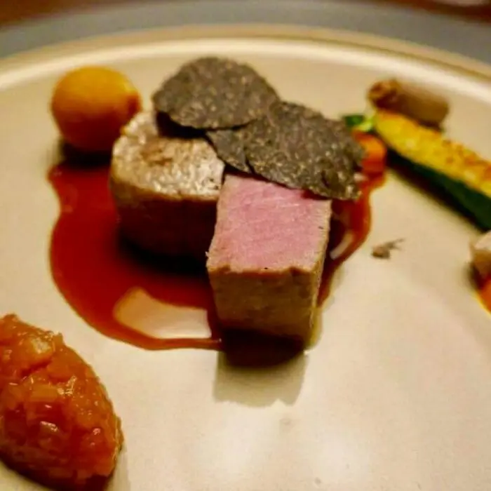 creation thumb for Filetsteak vom kalb mit rababer grünem spargel mit parmesankruste zwiebelkrokette minzjus und australischem trüffel .