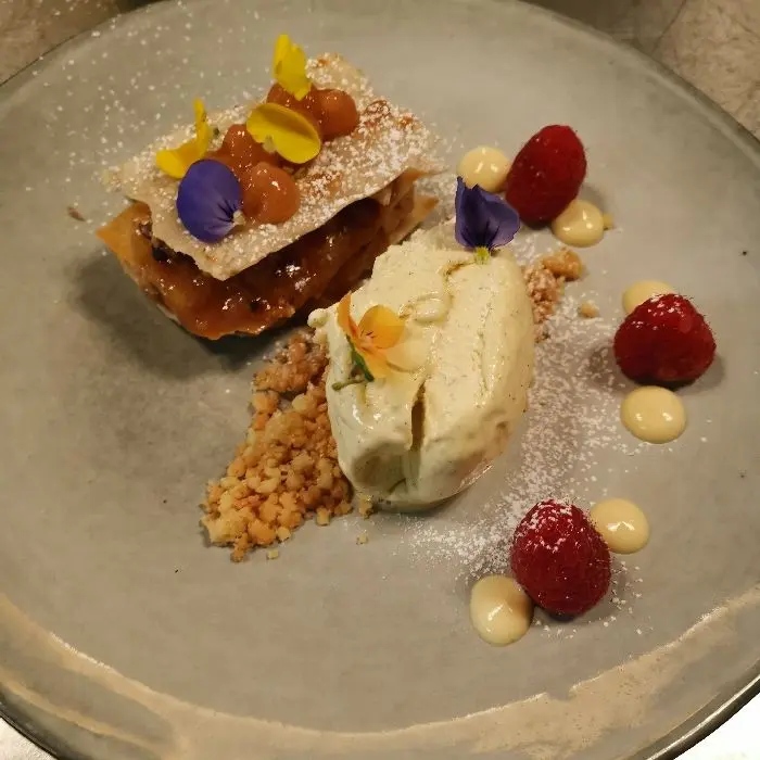 creation thumb for Apfelstrudel/ Macadamia/ Crumble/ Rhabarber / Vanilleeis
