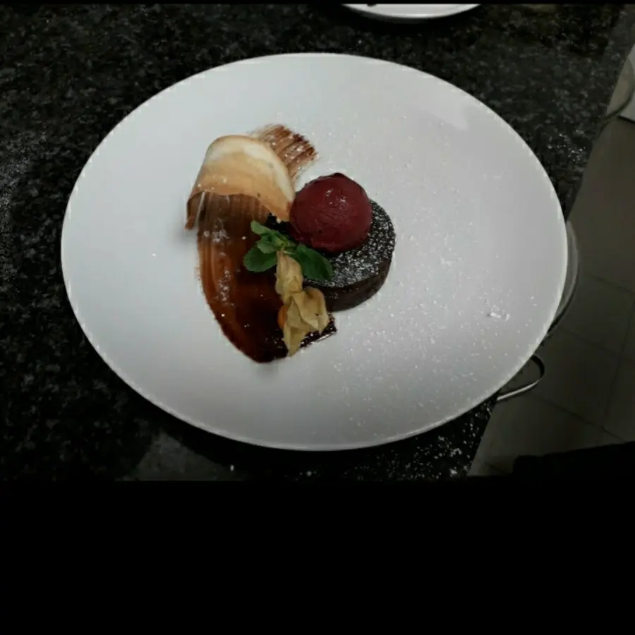 creation thumb for Schokoküchlein mit flüssigem Kern, cassis Sorbet, hippenwaffel