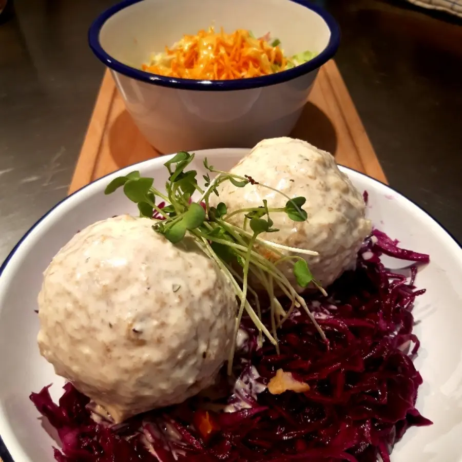creation thumb for Schüttelbrotknödel/Meeretichsauce/marinierter Rotkohl/gemischter Salat