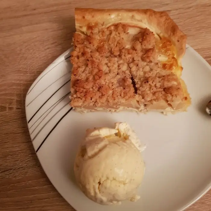 creation thumb for Apfelkuchen mit Streusel und Vanilleglace