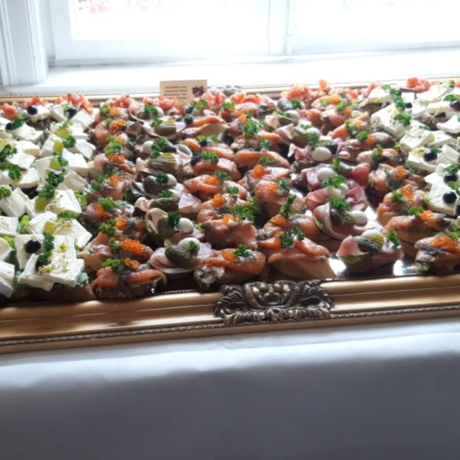 creation thumb for CANAPÉS auf Spiegelplatte