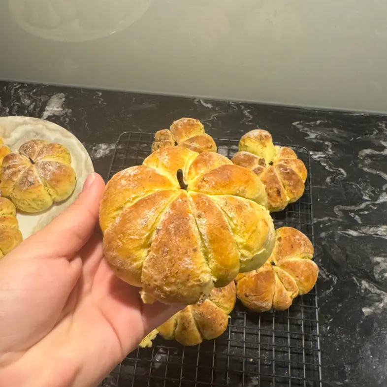 creation thumb for Pumpkin-Onion Burger Buns 🎃🧅🍔
