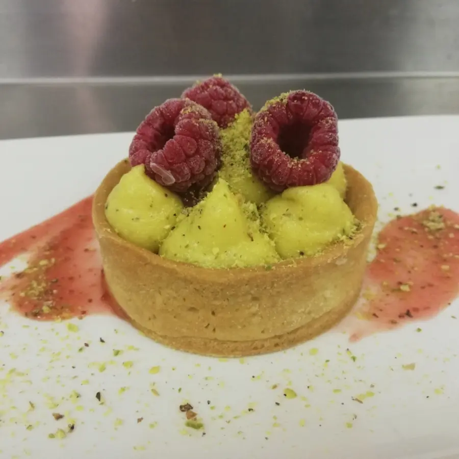 creation thumb for Sablé, crema leggera al pistacchio, lamponi freschi