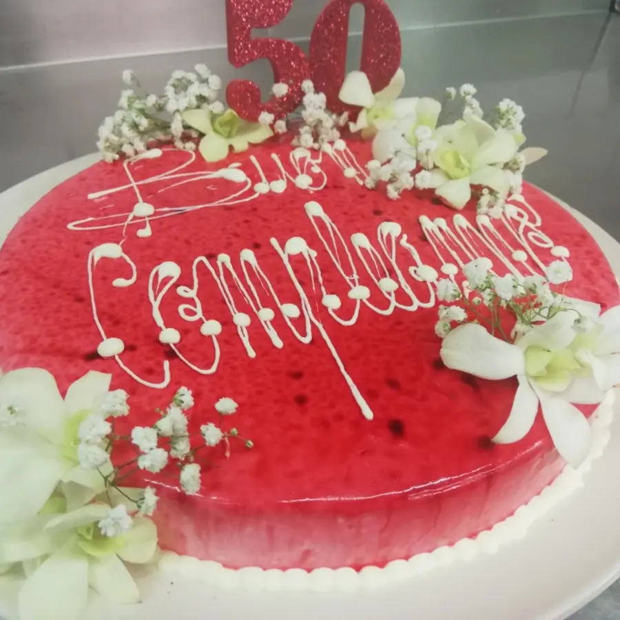 creation thumb for Bavarese alla vaniglia, inserto al lampone, daquoise alle mandorle, glassa al cioccolato bianco
