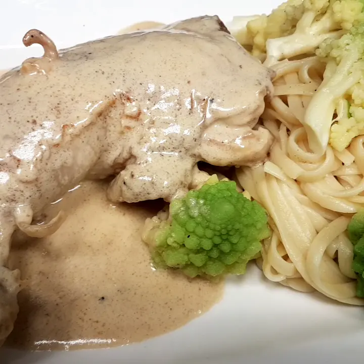 creation thumb for Hähnchen Schenkel mit Dijon Senf Sauce und Brokkoli Pasta