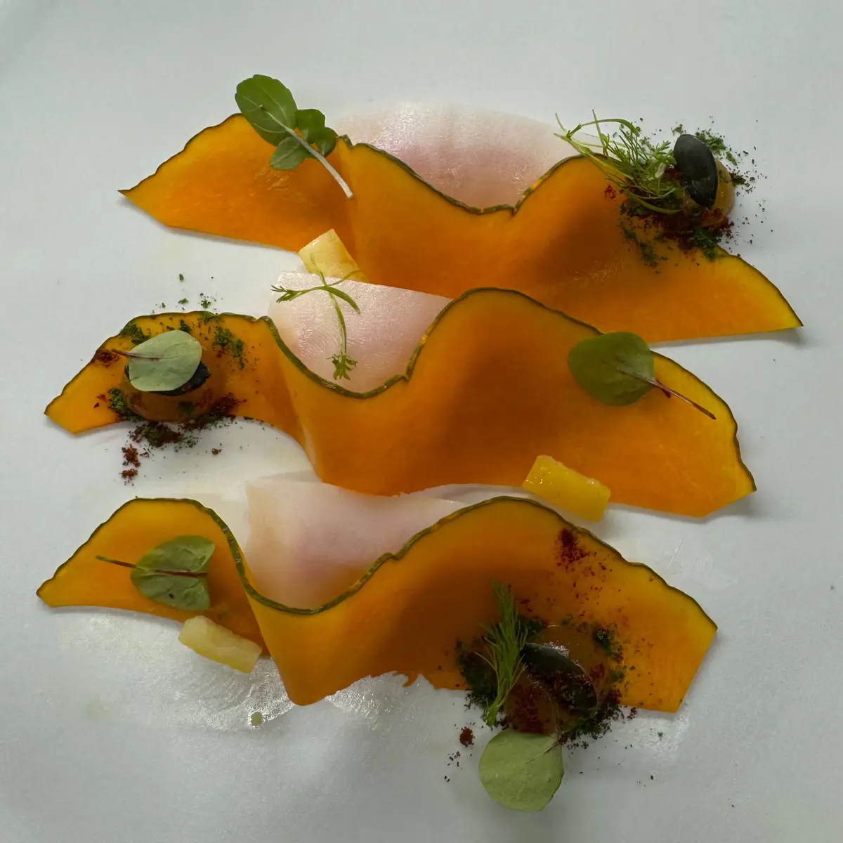 creation thumb for Crevettes rouges crues, citrouille de Mantovana, saindoux de Parme et citron en cornichon