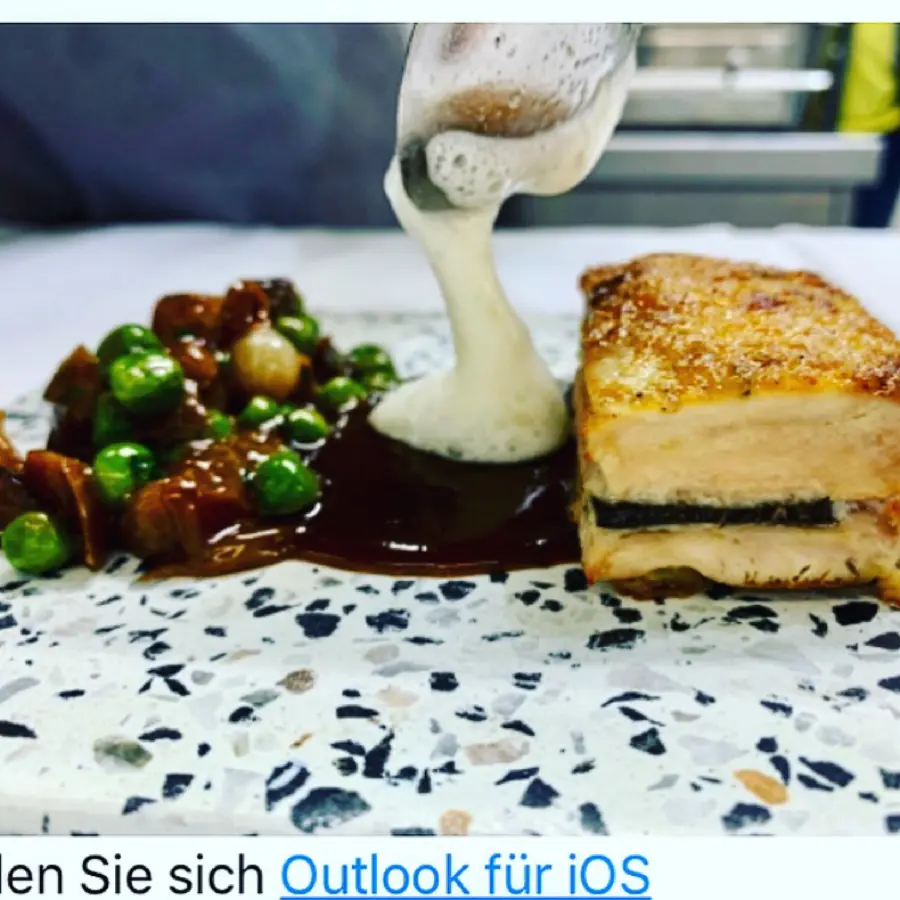 creation thumb for Brust vom Perlhuhn mit Perigord Trüffel und Französischen Erbsen